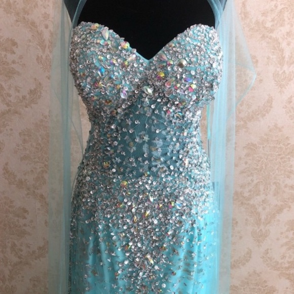 BNWT May Queen mermaid style beaded gown - Picture 4 of 15